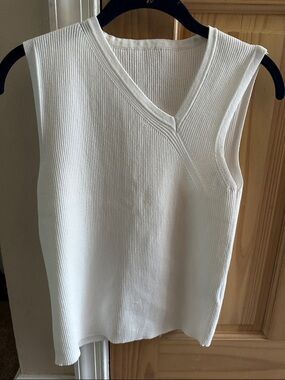 Women's Sleeveless Ribbed V-Neck Knit Top - White